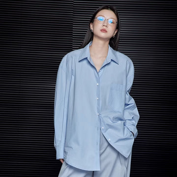 Camicia da donna blu a maniche lunghe, modello ampio e minimalista
